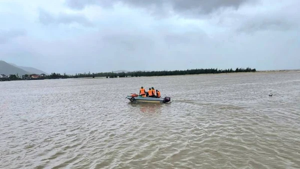 Lực lượng của Đồn Biên phòng Roòn tìm kiếm ngư dân bị mất tích ở cửa sông Roòn. 