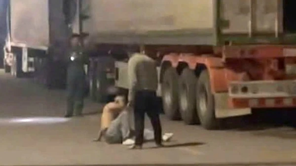 Hình ảnh 2 đối tượng vụ hành hung nhau gây thương tích tại cửa khẩu quốc tế Cha Lo (Ảnh cắt từ clip)