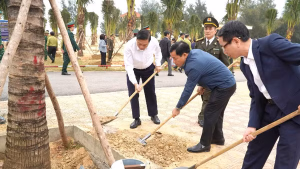 Đồng chí Nguyễn Văn Phương (ở giữa) và lãnh đạo tỉnh Quảng Trị tham gia trồng cây đầu xuân.