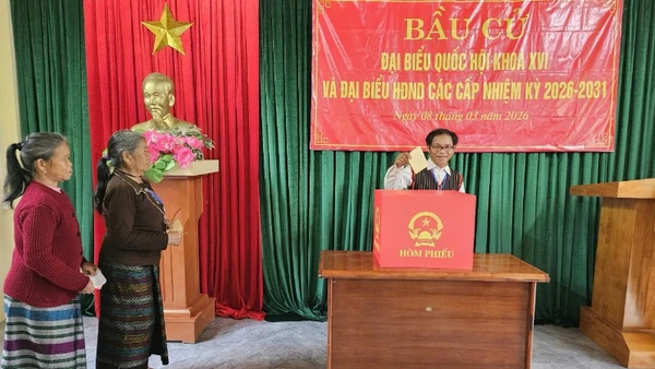 Trưởng bản Hồ Văn Ba bỏ lá phiếu đầu tiên tại khu vực bỏ phiếu số 16 bản Hôi Rấy.