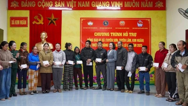 Đại biểu trao quà Tết cho các hộ đồng bào ở xã Kim Ngân, tỉnh Quảng Trị. (Ảnh: NH)