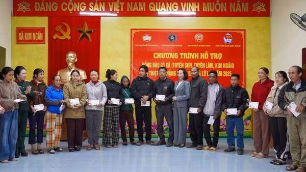 Đại biểu trao quà Tết cho các hộ đồng bào ở xã Kim Ngân, tỉnh Quảng Trị. (Ảnh: NH)