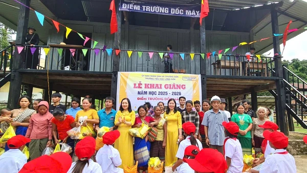 Điểm trường Dốc Mây trong ngày khai giảng năm học 2025-2026. Ngay sau lễ khai giảng, nhà trường tặng quà cho phụ huynh học sinh, (Ảnh: VĂN TRÁNG)