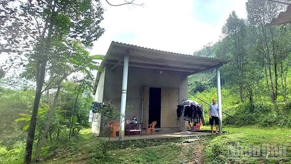 Một nhà dân ở thôn Rục, Tiến Hóa, xã Hồng Hóa cũ, nay là xã Minh Hóa, tỉnh Quảng Trị có nguy cơ bị sạt lở khi quả đồi phía sau xuất hiện vết nứt.