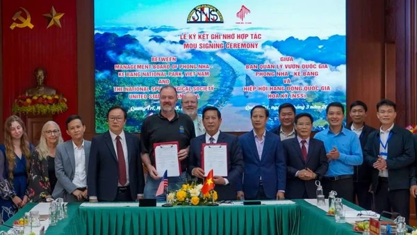 Ký biên bản ghi nhớ hợp tác giữa Vườn quốc gia Phong Nha-Kẻ Bàng và Hiệp hội Hang động quốc gia Hoa Kỳ. (Ảnh: NH)