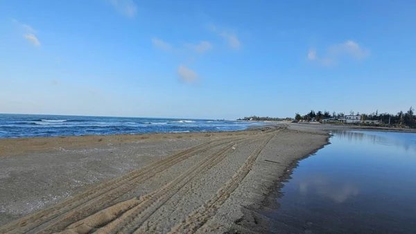 Cửa sông Lý Hòa bị cát bồi lấp, bịt kín dòng chảy, ngư dân không còn "đường" ra biển.