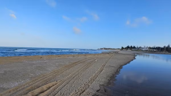 Cửa sông Lý Hòa bị cát bồi lấp, bịt kín dòng chảy, ngư dân không còn "đường" ra biển.