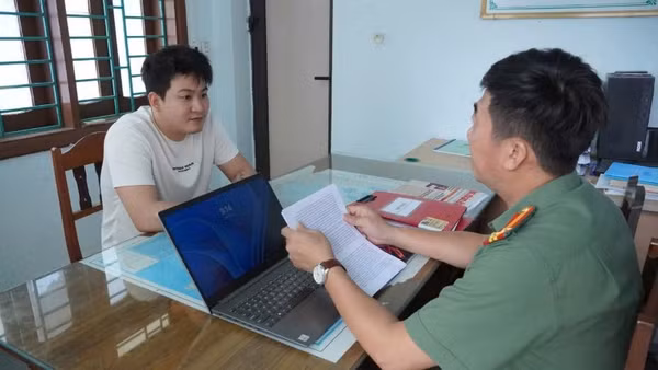 Công an làm việc với đối tượng cầm đầu trong nhóm phạm tội (Ảnh: Công an Quảng Trị)