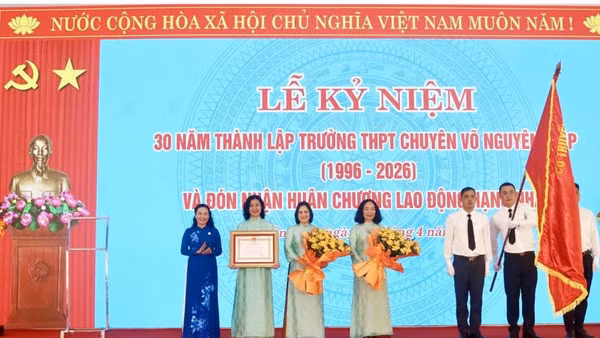 Thừa ủy quyền của Chủ tịch nước, Phó Chủ tịch Thường trực Hội đồng nhân dân tỉnh Quảng Trị Phạm Thị Hân trao Huân chương Lao động hạng Nhất cho nhà trường.