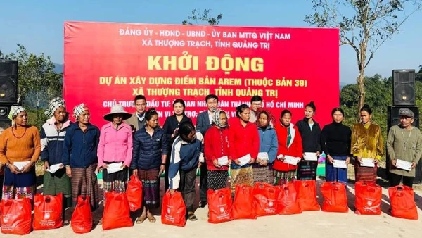 Các đại biểu tặng quà Tết cho các hộ đồng bào xã Thượng Trạch.