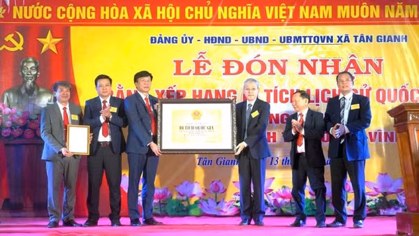 Đại diện Bộ Văn hóa, Thể thao và Du lịch trao quyết định xếp hạng Di tích cấp quốc gia Di tích lịch sử đền Song Trung và mộ 2 vị tướng quân cho xã Tân Gianh (Ảnh: HG)