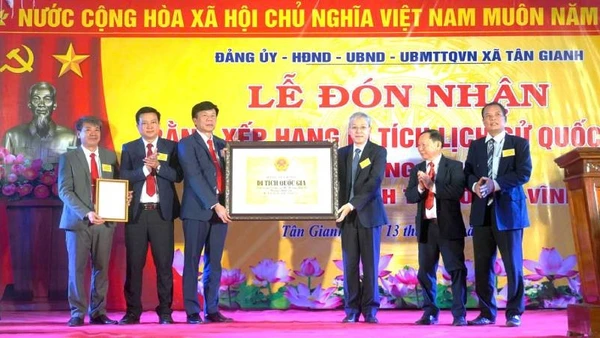 Đại diện Bộ Văn hóa, Thể thao và Du lịch trao quyết định xếp hạng Di tích cấp quốc gia Di tích lịch sử đền Song Trung và mộ 2 vị tướng quân cho xã Tân Gianh (Ảnh: HG)