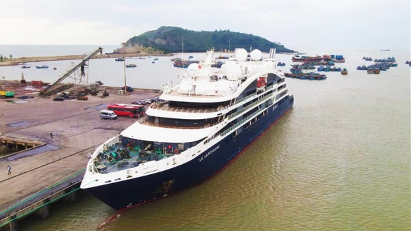 Du thuyền quốc tế cập cảng Hòn Hòn La, tỉnh Quảng Bình cũ.