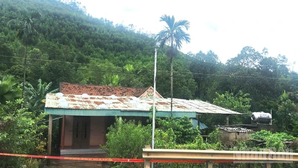 Nguy cơ sạt lở cao ở khu vực đồi Phòng Không trong những ngày mưa lũ này nên chính quyền địa phương đã sơ tán người dân ở phía dưới chân đồi.