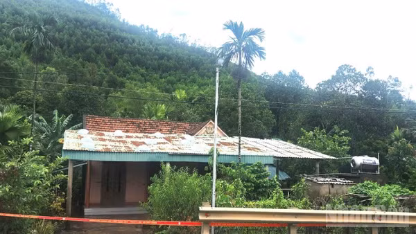 Nguy cơ sạt lở cao ở khu vực đồi Phòng Không trong những ngày mưa lũ này nên chính quyền địa phương đã sơ tán người dân ở phía dưới chân đồi.