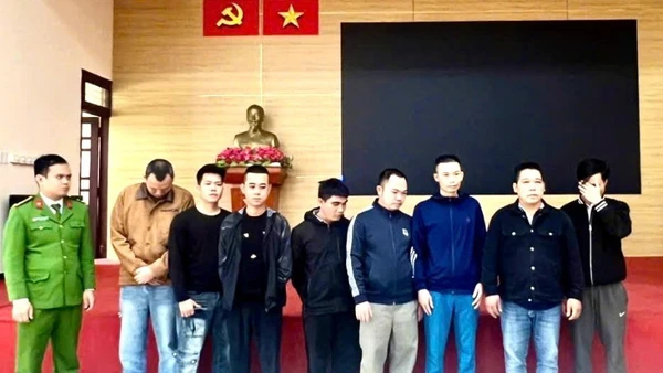 Các đối tượng đánh bạc bằng cách cá độ bóng đá trên không gian mạng bị Công an tỉnh Quảng Trị tạm giữ hình sự.