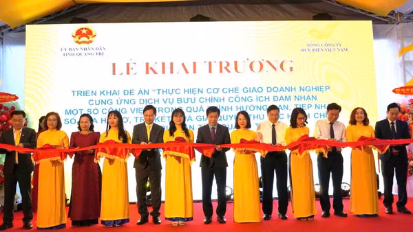 Các đại biểu cắt băng khai trương dịch vụ bưu chính công ích trong giải quyết thủ tục hành chính tại tỉnh Quảng Trị.