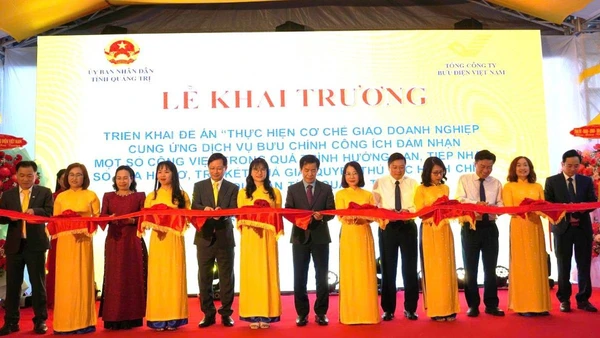 Các đại biểu cắt băng khai trương dịch vụ bưu chính công ích trong giải quyết thủ tục hành chính tại tỉnh Quảng Trị.