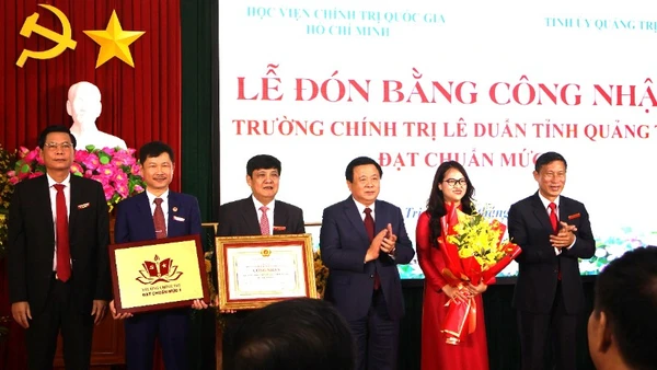 Đồng chí Nguyễn Xuân Thắng trao bằng công nhận đạt chuẩn mức 1 cho Trường Chính trị Lê Duẩn. 