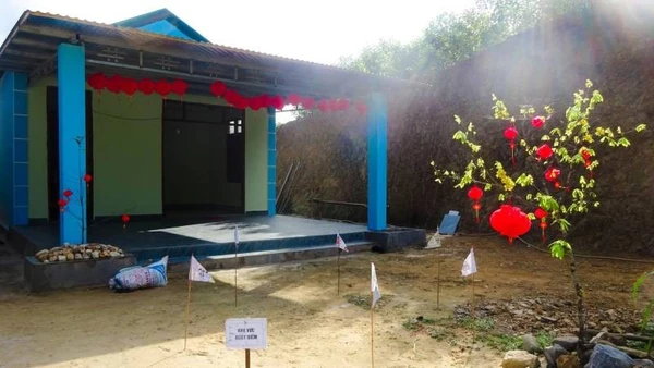 Một người dân ở bản Tăng Ký, xã Kim Ngân, tỉnh Quảng Trị làm nhà ngay tại nơi quả bom lớn còn sót lại sau chiến tranh mà không hề hay biết