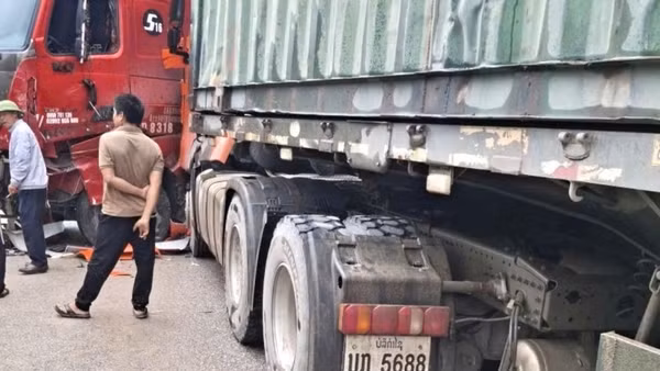 Vụ tai nạn không gây nhiều hậu quả nhưng làm tắc Quốc lộ 12A nhiều giờ đồng hồ. (Ảnh: DH)
