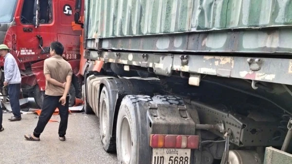 Vụ tai nạn không gây nhiều hậu quả nhưng làm tắc Quốc lộ 12A nhiều giờ đồng hồ. (Ảnh: DH)