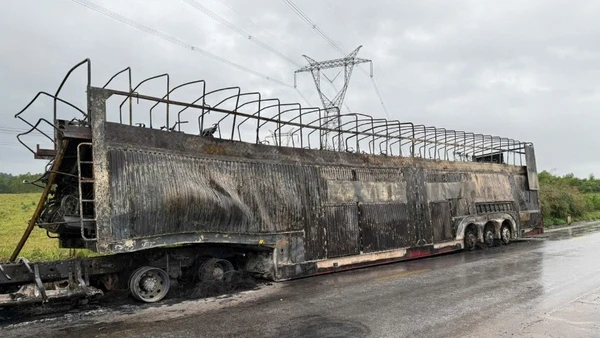 Chiếc xe đầu kéo cùng 124 xe máy cháy rụi vào rạng sáng nay.