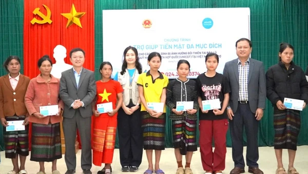 Các đại biểu trao trợ giúp tiền mặt cho hộ gia đình bị ảnh hưởng thiên tai ở xã Kim Ngân (Ảnh: NH)