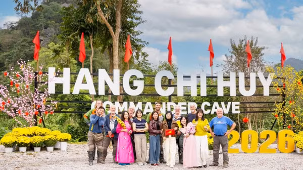 Khách du lịch trong và ngoài nước chụp ảnh lưu niệm tại khu du lịch "Đường Trường Sơn huyền thoại - Hang chỉ huy" trong dịp Tết Nguyên đán 2026.