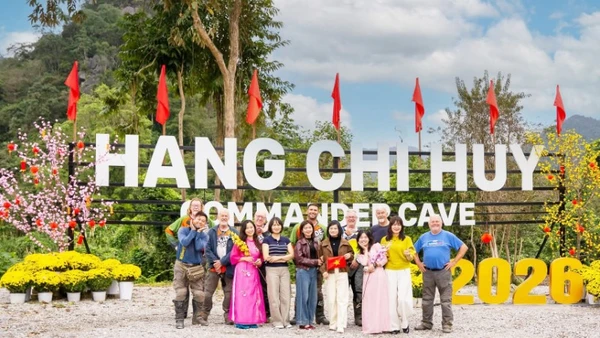 Khách du lịch trong và ngoài nước chụp ảnh lưu niệm tại khu du lịch "Đường Trường Sơn huyền thoại - Hang chỉ huy" trong dịp Tết Nguyên đán 2026.