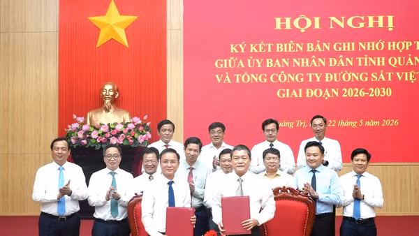 Đại diện lãnh đạo Ủy ban nhân dân tỉnh Quảng Trị và Tổng Công ty Đường sắt Việt Nam ký kết biên bản ghi nhớ hợp tác giai đoạn 2026-2030.