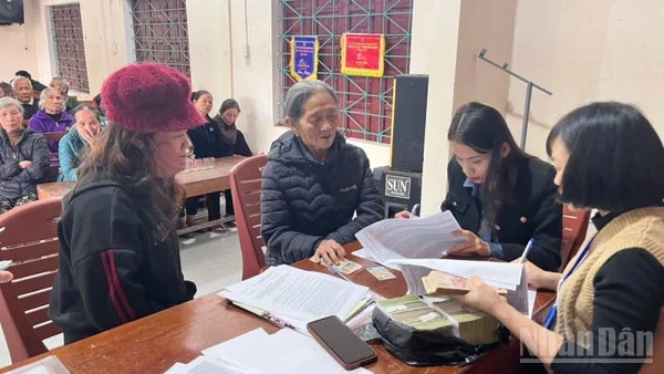 Xã Tuyên Sơn, tỉnh Quảng Trị phấn đấu đến 16 giờ chiều nay hoàn thành việc chi trả tiền quà Tết cho người dân 