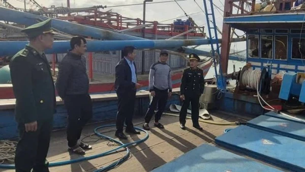 Cán bộ, chiến sĩ của Đồn Biên phòng Lý Hòa kiểm tra tàu cá vi phạm quy định khi đánh bắt trên biển.