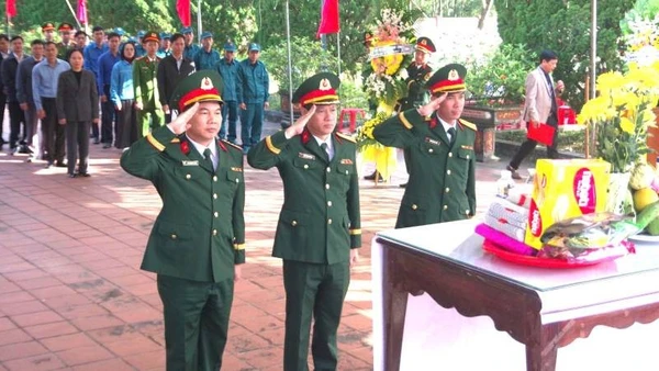 Đại biểu lực lượng vũ trang tỉnh Quảng Trị viếng các liệt sĩ tại Nghĩa trang Mai Thủy.