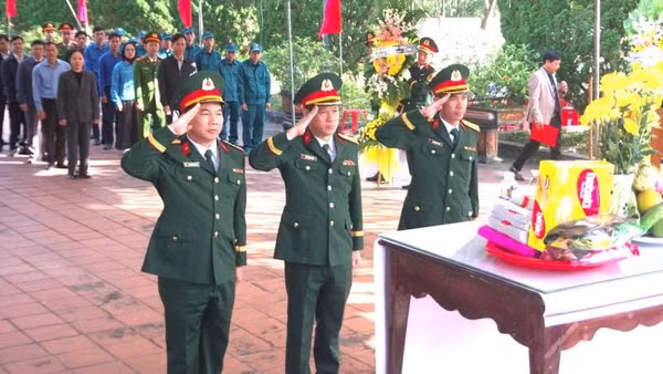 Đại biểu lực lượng vũ trang tỉnh Quảng Trị viếng các liệt sĩ tại Nghĩa trang Mai Thủy.