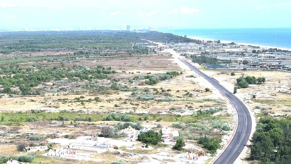 Khu công nghiệp Cam Liên có vị trí giao thông rất thuận lợi khi kết nối với Quốc lộ 1, đường tránh lũ Quốc lộ 1 và đường ven biển ở tỉnh Quảng Bình cũ. 