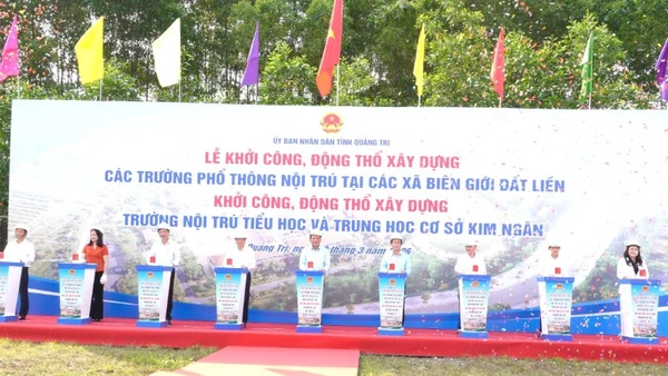 Các đồng chí lãnh đạo tỉnh Quảng Trị thực hiện nghi thức khởi công dự án.