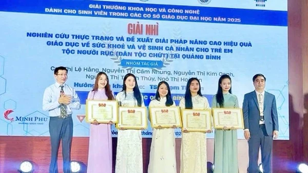 Sinh viên Cao Thị Lệ Hằng (thứ 4 từ trái sang) và các thành viên trong nhóm nghiên cứu nhận giải thưởng khoa học-công nghệ cấp toàn quốc.