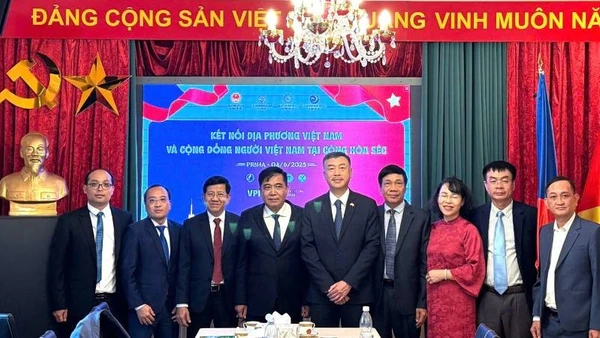 Đoàn công tác tỉnh Quảng Bình chụp ảnh lưu niệm với Đại sứ Việt Nam tại Cộng hòa Séc. (Ảnh: Thái An)