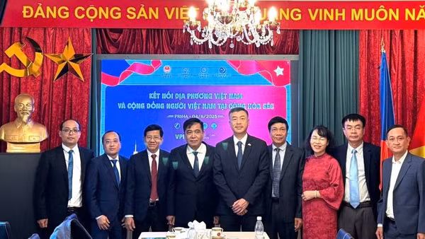 Đoàn công tác tỉnh Quảng Bình chụp ảnh lưu niệm với Đại sứ Việt Nam tại Cộng hòa Séc. (Ảnh: Thái An)