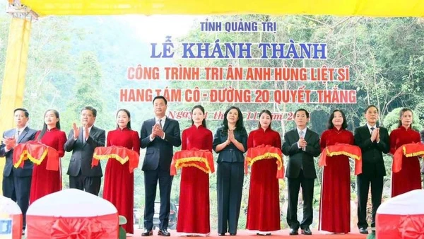 Các đại biểu cắt băng khánh thành công trình tôn tạo Di tích quốc gia đặc biệt hang Tám Cô.