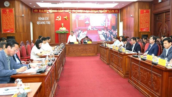 Các đại biểu dự hội nghị tại điểm cầu trung tâm trụ sở Tỉnh ủy Quảng Trị.