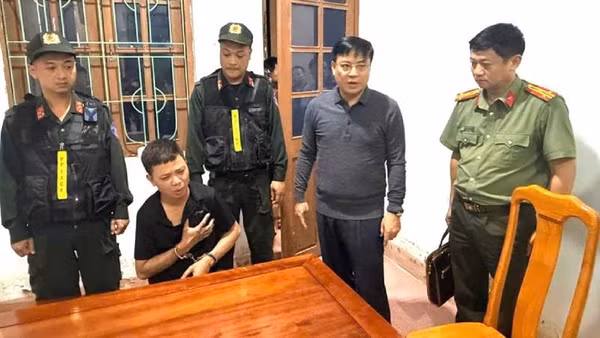 Thiếu tướng Nguyễn Thanh Liêm, Giám đốc Công an tỉnh Quảng Trị (thứ 2 từ phải qua) chỉ đạo hiện trường vụ án. (Ảnh: Công an Quảng Trị)