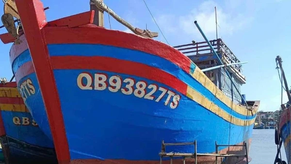 Tàu cá số hiệu QB-93827-TS khi còn trên triền đà sửa chữa trước khi ra khơi.