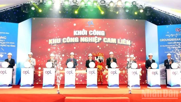 Các đại biểu thực hiện nghi thức khởi công dự án.