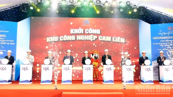 Các đại biểu thực hiện nghi thức khởi công dự án.