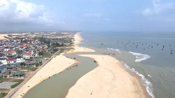 Cửa sông Dinh bị bồi lấp thành cồn cát dài gần 1km, chỉ còn một lạch nước ở phía bắc sâu nhất khoảng 50cm 