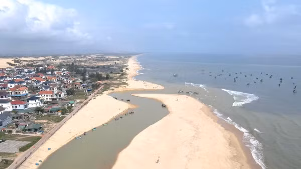 Cửa sông Dinh bị bồi lấp thành cồn cát dài gần 1km, chỉ còn một lạch nước ở phía bắc sâu nhất khoảng 50cm 