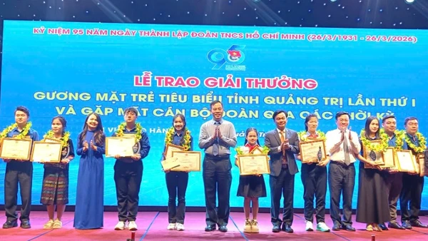 Các đồng chí lãnh đạo tỉnh Quảng Trị trao giải thưởng “Gương mặt trẻ tiêu biểu tỉnh Quảng Trị lần I" cho các cá nhân.