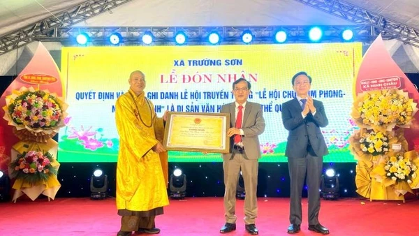 Lãnh đạo tỉnh Quảng Trị trao Bằng công nhận “Lễ hội chùa Kim Phong-núi Thần Đinh” là Di sản văn hóa phi vật thể quốc gia.